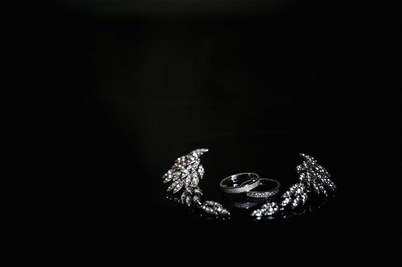 свадьба, любовь, крылья, кольца, бриллианты, серебро, серьги, обручальные, чб, монохром, минимализм, геометрия, ювелирный, драгоценность, платина, аксессуары На крыльях любвиphoto preview