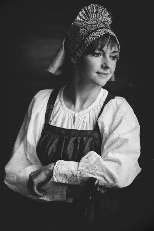 portrait of a girl in the Russian national costumephoto preview
