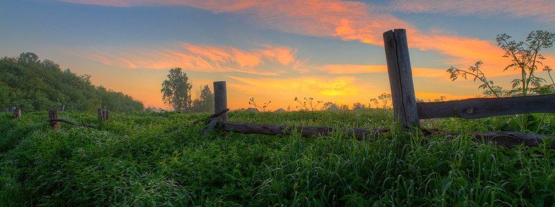 забор, лето, небо, панорама, природа, рассвет, свет, трава, утро За огородамиphoto preview