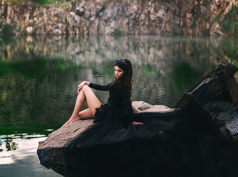 портрет, девушка, корона, платье, озеро, природа, красота, красиво, шикарно, брюнетка, женщина, камни, лето Лилияphoto preview