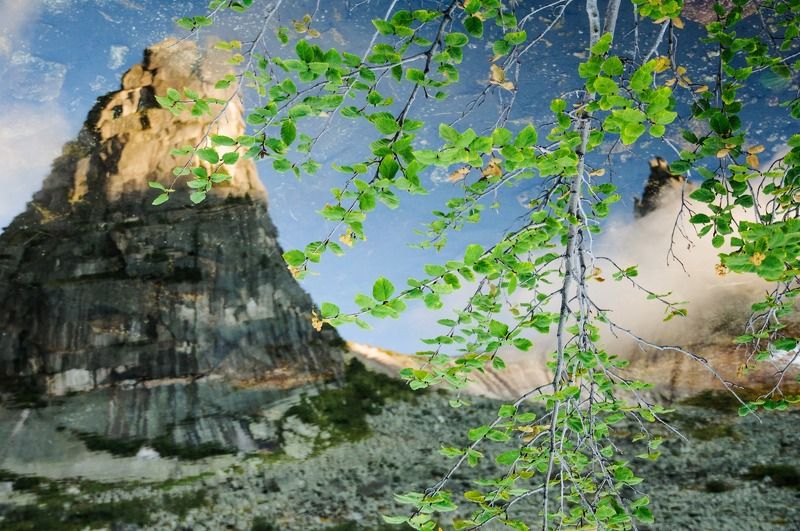 рисуя скалы в зеркале водыphoto preview