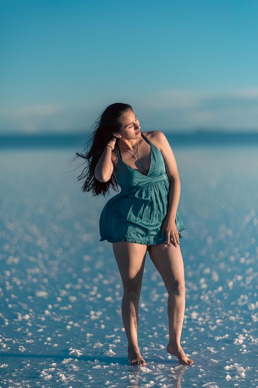 uyuni salt flat, portrait, mood, model, A Day on the Uyuni Salt Flat фото превью