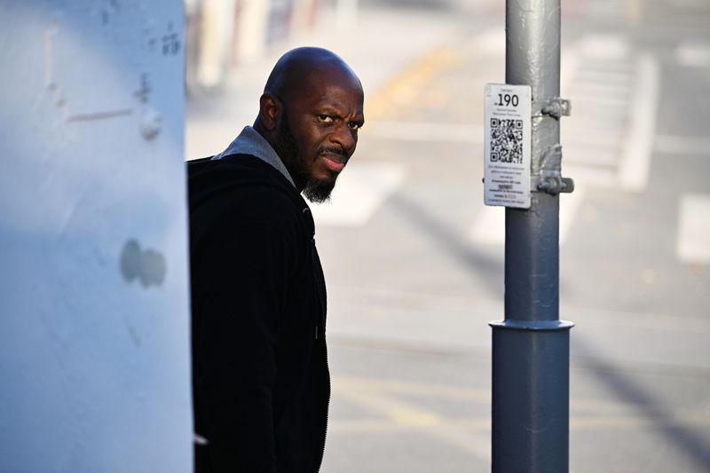 подозрительность, негр, куаркод, угол столб Следи за собой, будь остороженphoto preview