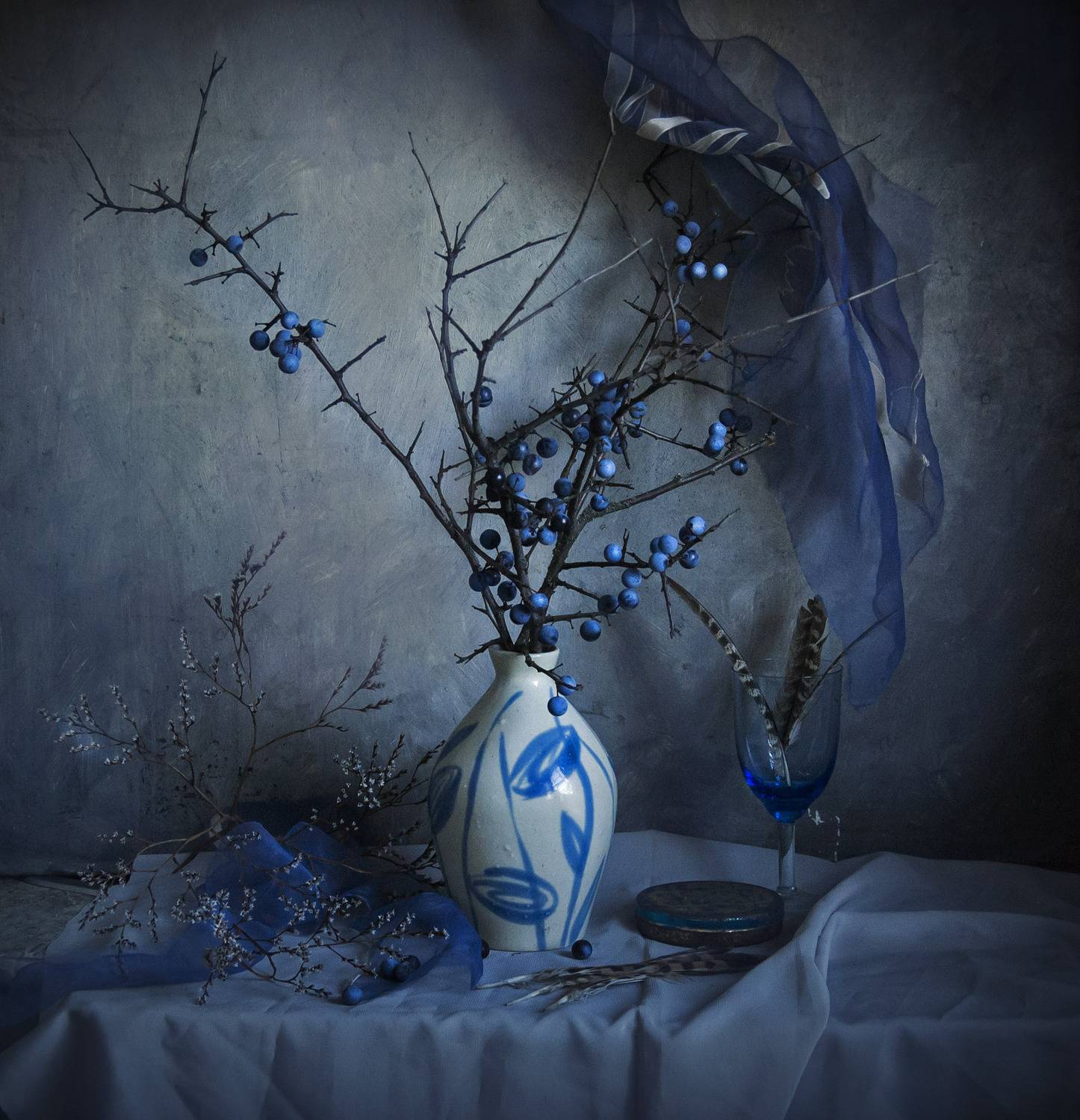 С ветками тёрна. Автор: Зимина Лионелла ветки тёрна, кувшин, драпировка, голубой цвет, Зимина Лионелла