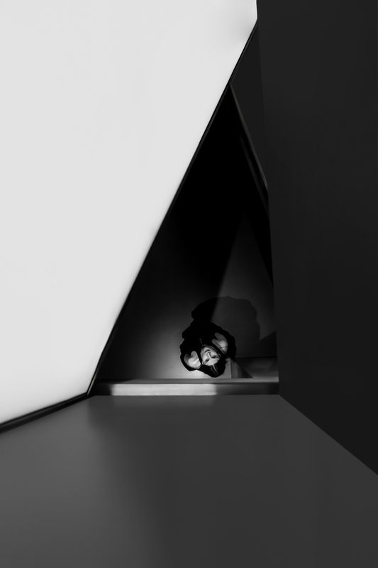 молодая девушка, городской стиль, геометрия, архитектура На самом дне душиphoto preview