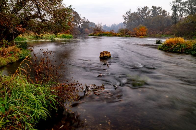 река, осень, прохлада Течёт рекаphoto preview