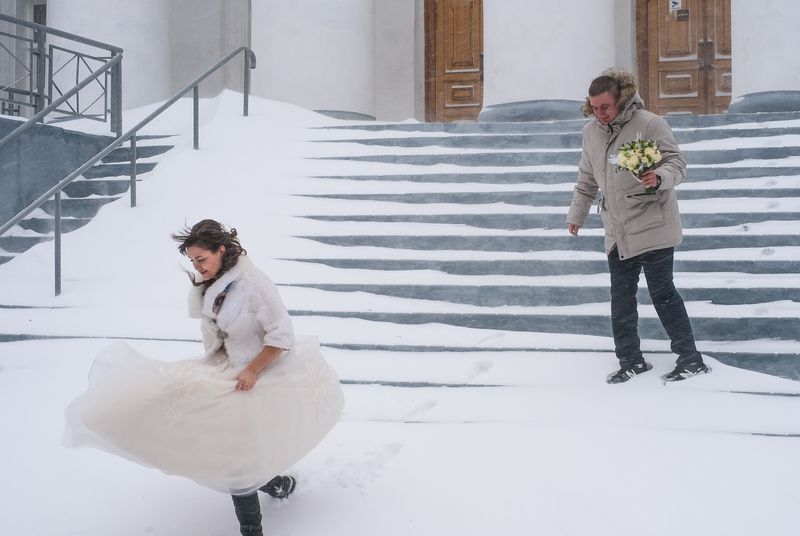 зима город улица свадьба метель Мела метель...photo preview