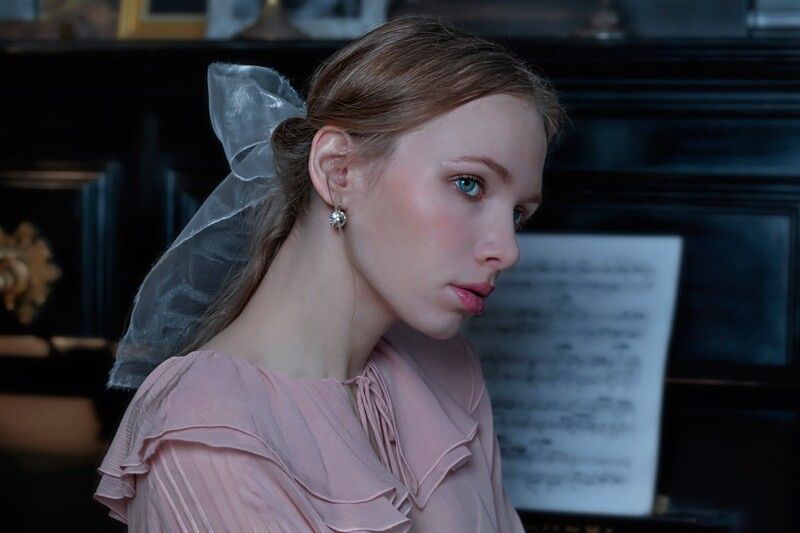 Красивая девушка, студия, портрет, образ Элеонора. Портретphoto preview