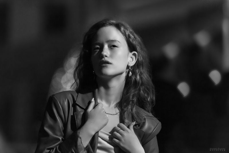 город, вечер, девушка, портрет Чёрно-белое настроениеphoto preview