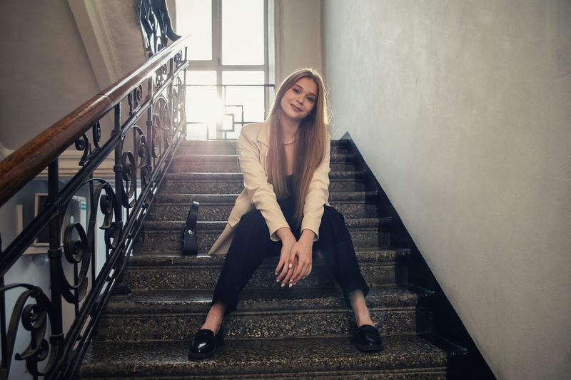 девушка, блондинка, лестница На лестницеphoto preview