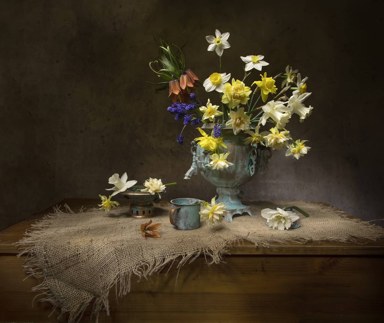Самоварная весна). Автор: Татьяна Феденкова натюрморт, весна, самовар, цветы, рябчик, мускари, нарциссы, Татьяна Феденкова