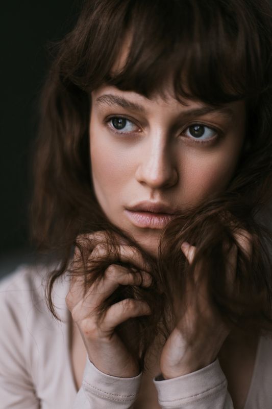 женский портрет в студии  фото превью