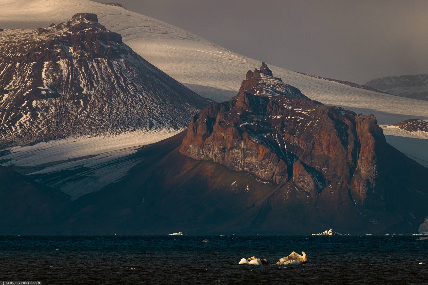 Каменные монументы Арктики | Stone monuments of the Arctic. Автор: Сергеев Кирилл земля франца-иосифа, баренцево море, арктика, север, ледник, земля франца иосифа, архангельская область, зфи, айсберг, остров, природа, лёд, franz josef land, arctic, north, barents sea, iceberg, island, nature, russia, ice, glacier, arctic ocean, Сергеев Кирилл