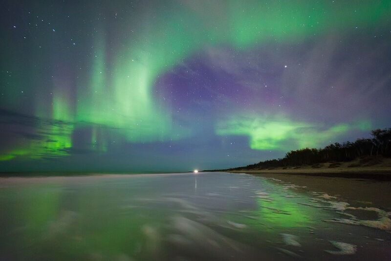ночь, море, северное сияние Белое цветное фото превью