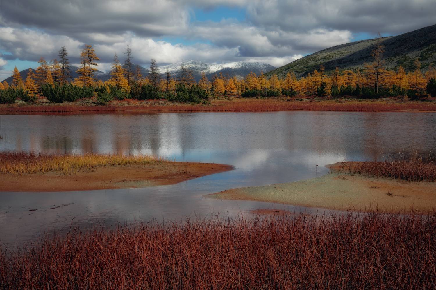 Разноцветная осень. Автор: Дмитрий Шишкин Озеро_Юг пейзажи_Колымы Магаданская_область Колымские_пляжи горная_система_Черского отражения хребет_Оханджа, Дмитрий Шишкин