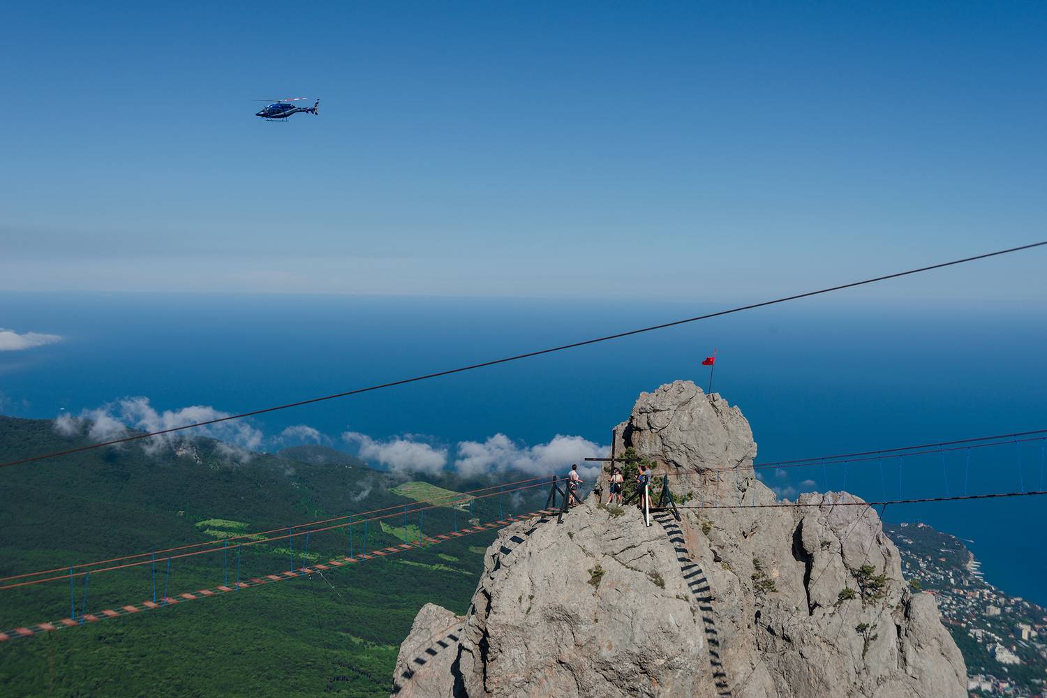 Горы, море и вертолет. Автор: Владимир Ноздрачев , Владимир Ноздрачев