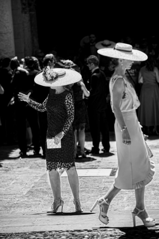 испания, женщины в шляпах, улица Дело в шляпеphoto preview