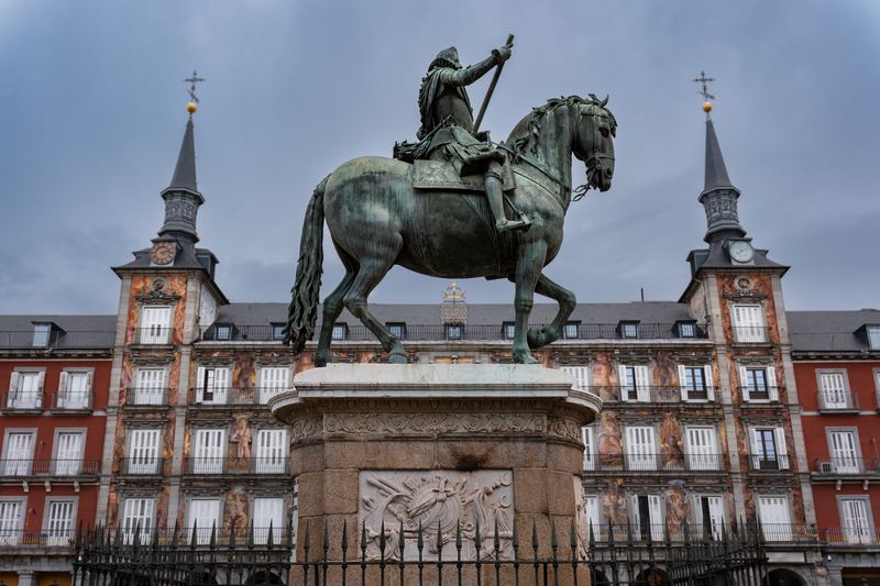 #Sky #Horse #Cloud #Building #Window #Statue #Sculpture #Art #City #Facade Felipe III фото превью