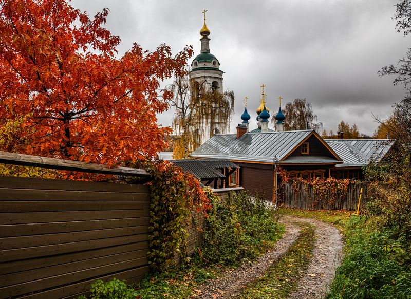 Плес, осень, листва, деревенский пейзаж, дорога, храм,  У костра осениphoto preview