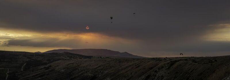 Россия, Крым, Киммерия, Кара-Даг, Коктебель, гора Клементьева, парапланы, закат Панорама киммерийского закатаphoto preview