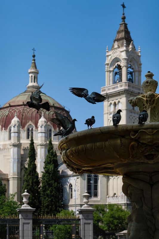 #Sky #Cloud #Window #Building #Facade #Street light #City #Mixed-use #Medieval architecture #Evening Fuente de las Cuatro Gracias фото превью