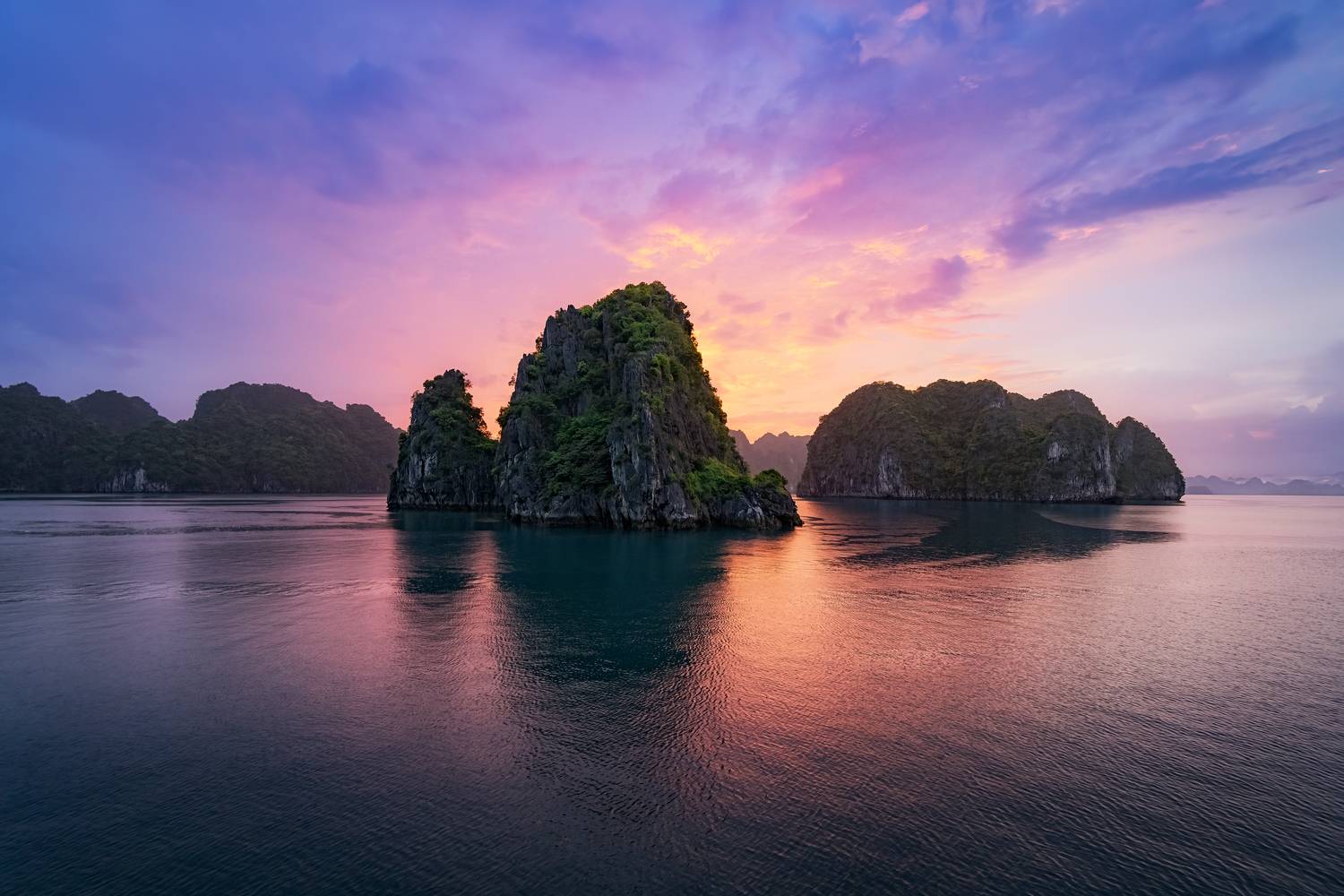 Бухта Бай Ту Лонг / Bai Tu Long Bay. Автор: Эрнест Вахеди вьетнам, бай ту лонг, ха лонг, бухта, скалы, скала, море, закат, рассвет, азия, vietnam, bai tu long, ha long, ha long bay, bay, rock, rocks, mountain, sea, sunset, sunrise, Эрнест Вахеди