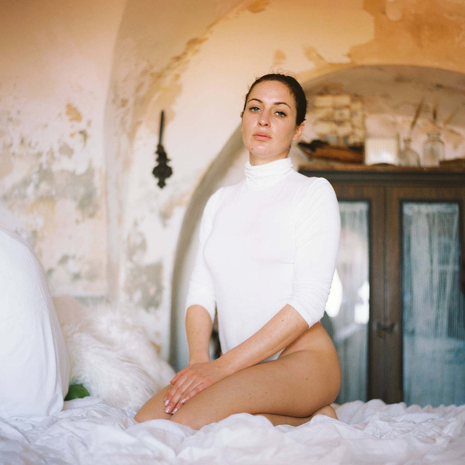 portrait, photography, beauty, film photography, kodak portra, medium format, yashica, natural light, warm tones, lifestyle photography, interior, unique architecture, cave, organic, earthy, cozy, intimate, fashion portrait, sweater, white, rustic, natura, Rozman Erik