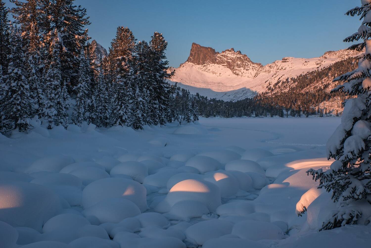 ергаки, озеро,  зима, вечер, закат, сугробы, снег, шапки, иней, светлое, горы, тени, сосны, грандиозный, птица, пик, шары, Мальцев Юрий