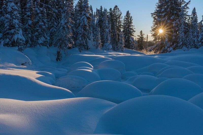 ергаки, ручей,  зима, вечер, закат, сугробы, снег, шапки, иней, светлый, горы, тени, сосны, кедры, тайга Ручей Светлый в стиле гжель фото превью