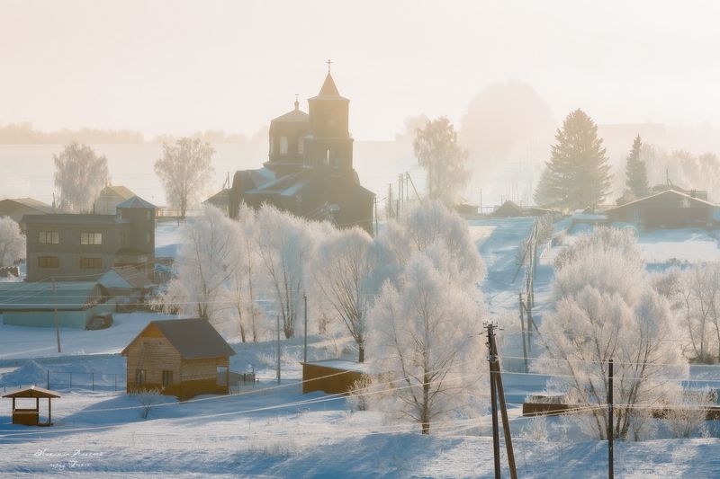 Церковь Михаила Архангела морозным зимнем утром. фото превью
