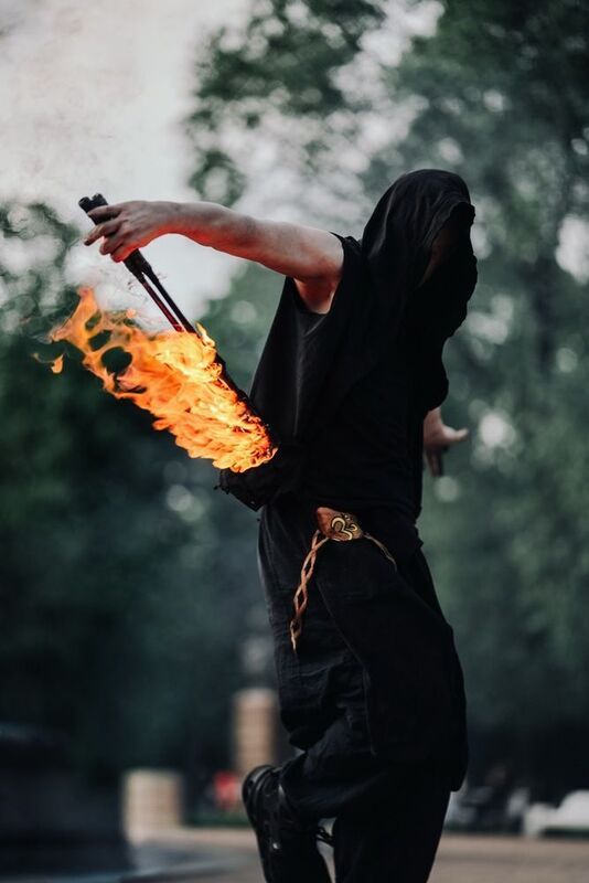 Огни улиц и силуэты фото превью