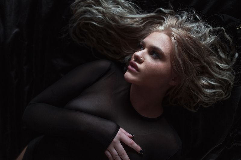 #portrait   #girl   #mood   #night   #light   #shadow   #aesthetics   #fineartphotography Katyaphoto preview