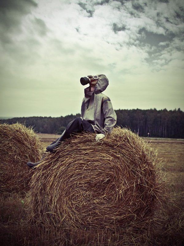 поле, противогаз, стог сена, сено, свежий воздухphoto preview