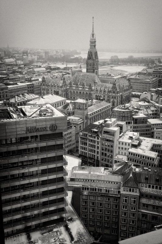 германия, гамбург, город, здание, архитектура, центр, крыша, зима, снег, улица, вид, dyadyavasya В окруженииphoto preview