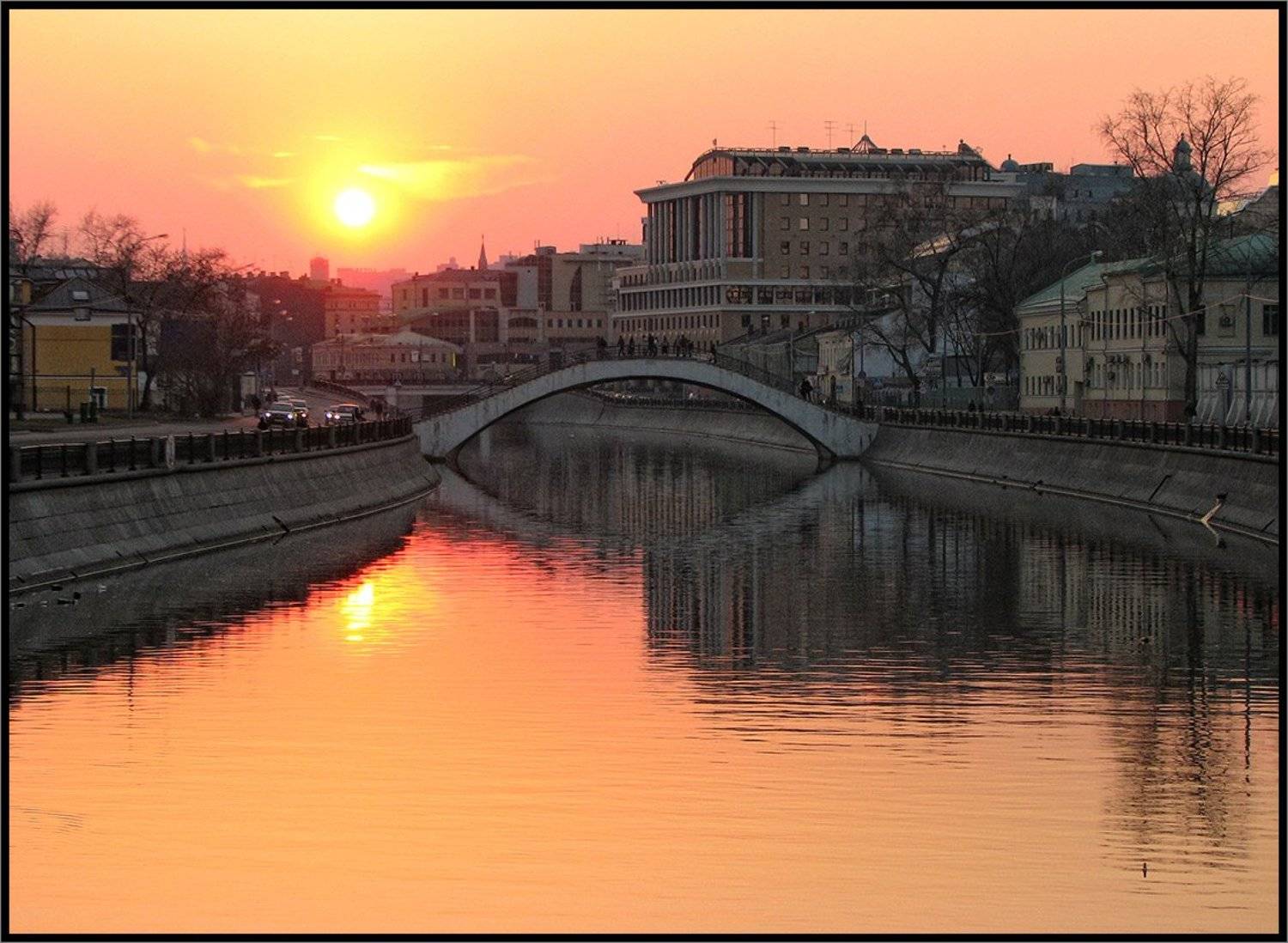 Так в Москве садится солнце.. Автор: Лунный Ежик , Лунный Ежик