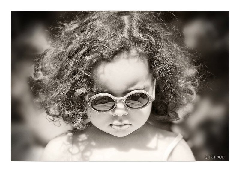 Девочка в темных очках.photo preview