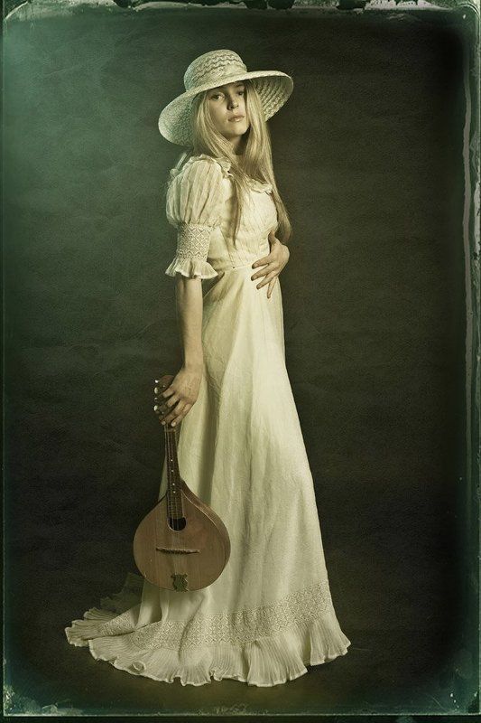 Девушка с мандолинойphoto preview