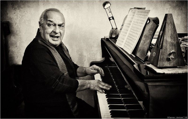 левон, оганезов, музыкант, талант, маэстро Маэстро за роялемphoto preview