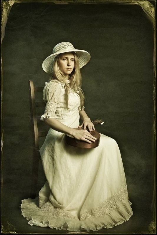 Девушка с мандолинойphoto preview