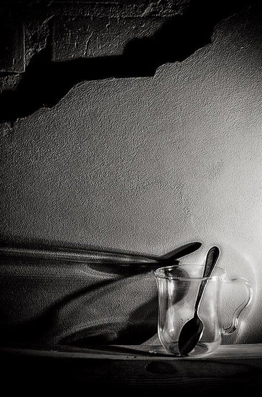 Я сижу в темноте. И она не хуже в комнате, чем темнота снаружиphoto preview