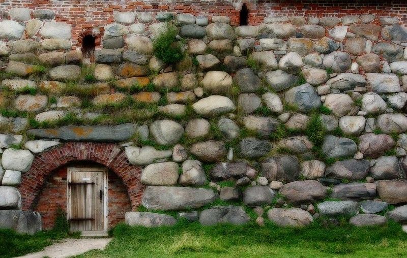 дверь, стена, камни Домик хоббитов?photo preview