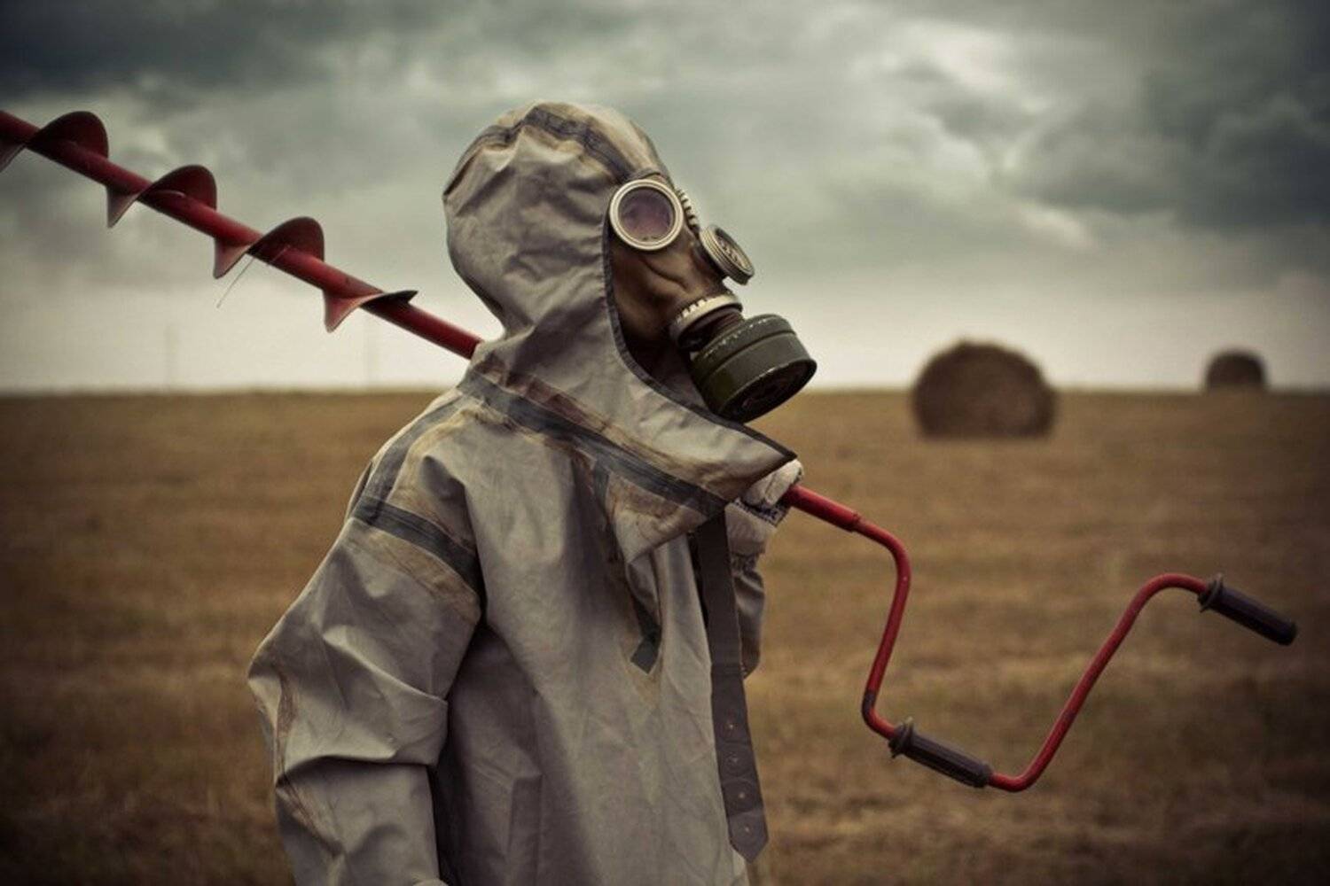 ***. Автор: Дмитрий Изотов Losiplavayt. бур, противогаз, сено, поле,, Дмитрий Изотов Losiplavayt.