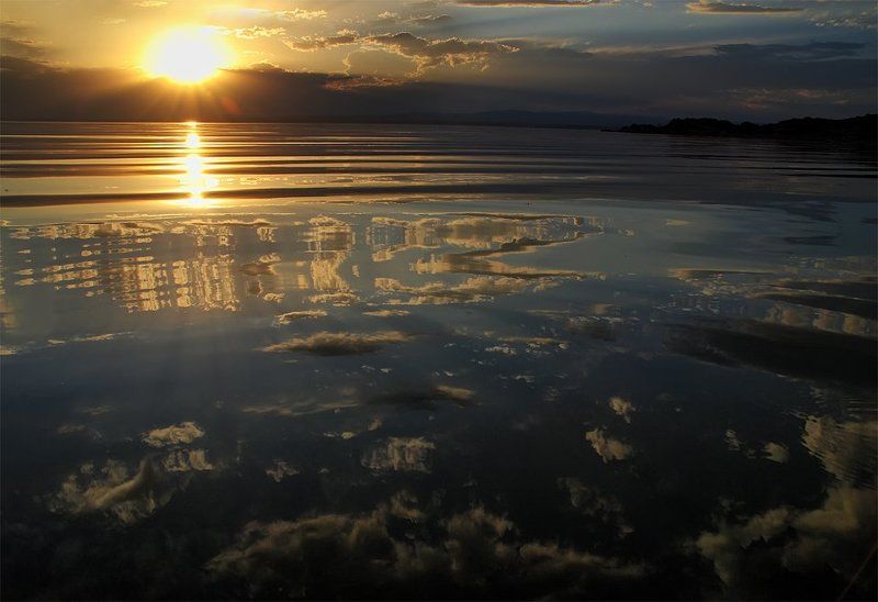 оз. зайсан, восточный казахстан Отражая облакаphoto preview