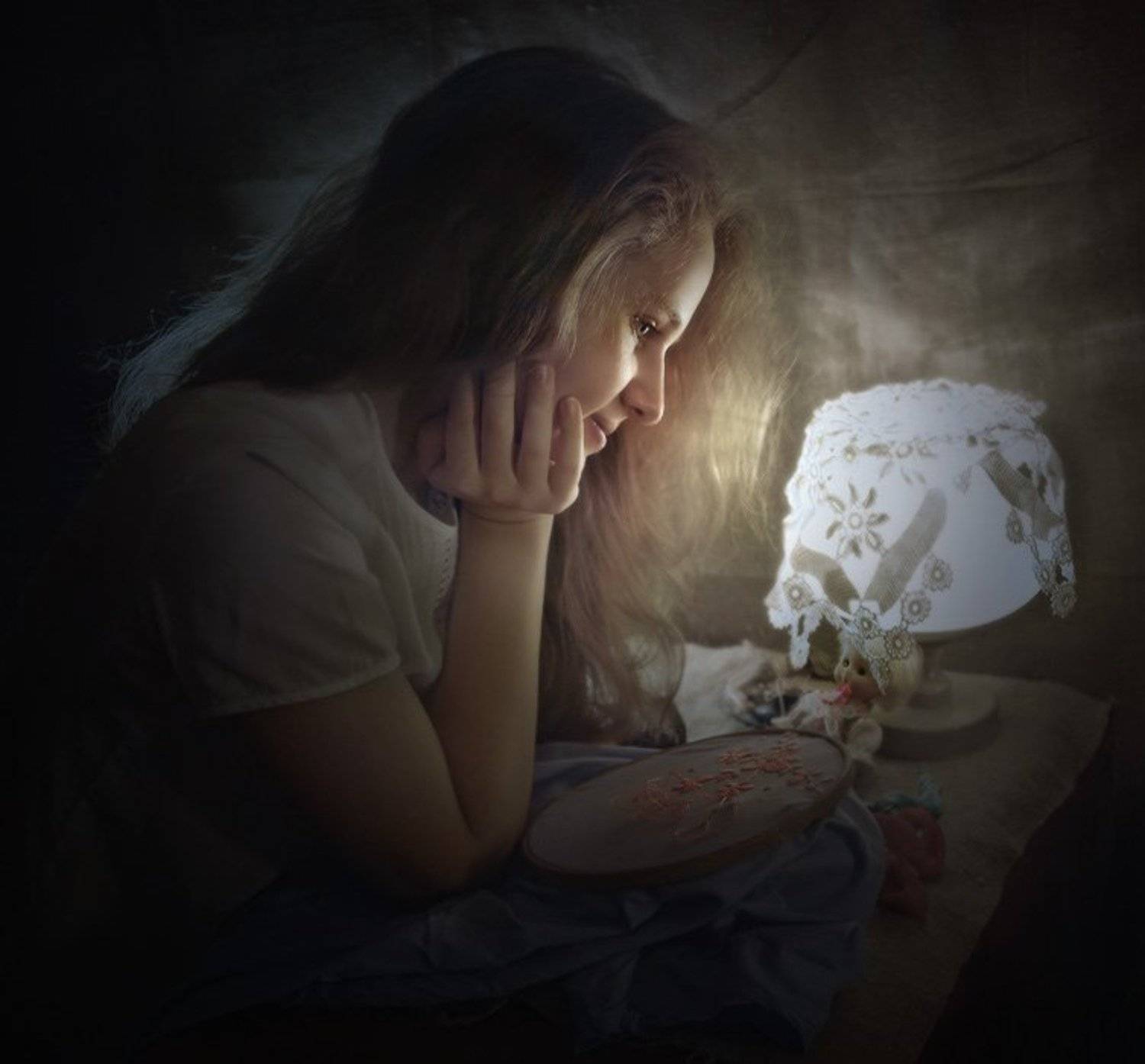 вышивка, девушка, лампа, прошлое лето