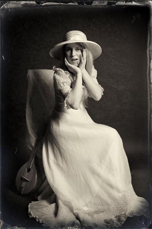 Девушка с мандолинойphoto preview