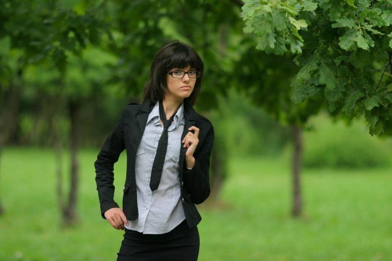 girl, green, glasses, suit Портрет на зелёном фонеphoto preview