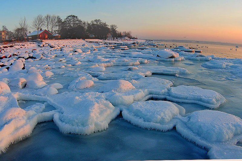льдины,вода,хуторок побережьеphoto preview
