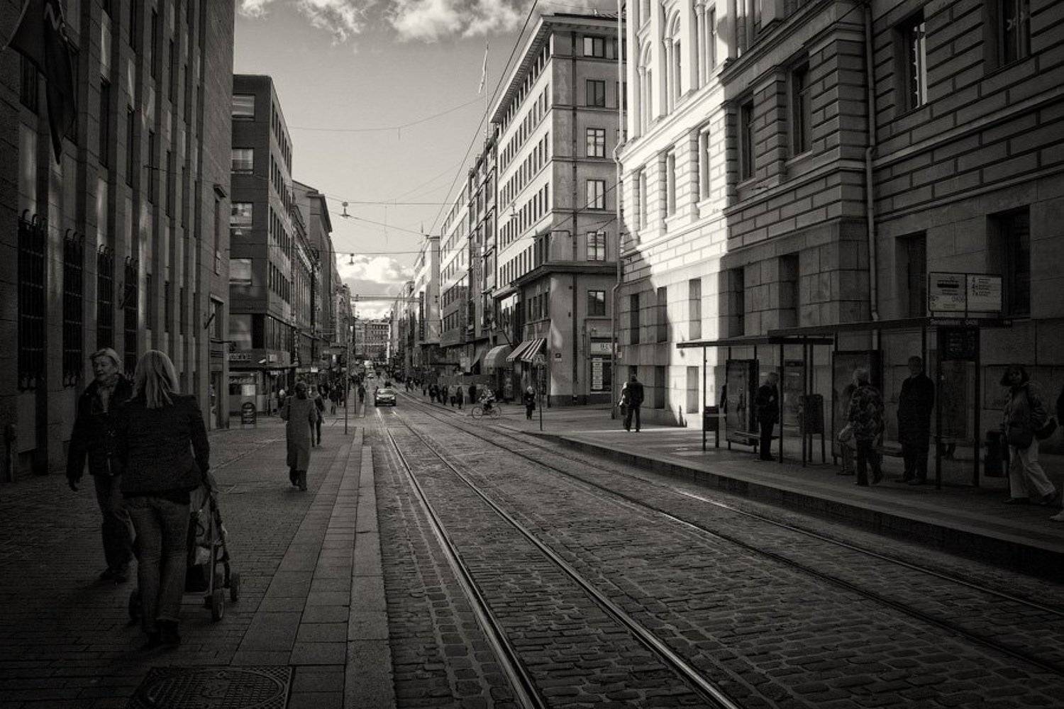 Не солнечная сторона. Автор: Дмитрий Шамин финляндия, хельсинки, город, улица, тень, солнце, перспектива, рельсы, прохожие, остановка, небо, день, центр, архитектура, дом, мостовая, dyadyavasya, Дмитрий Шамин