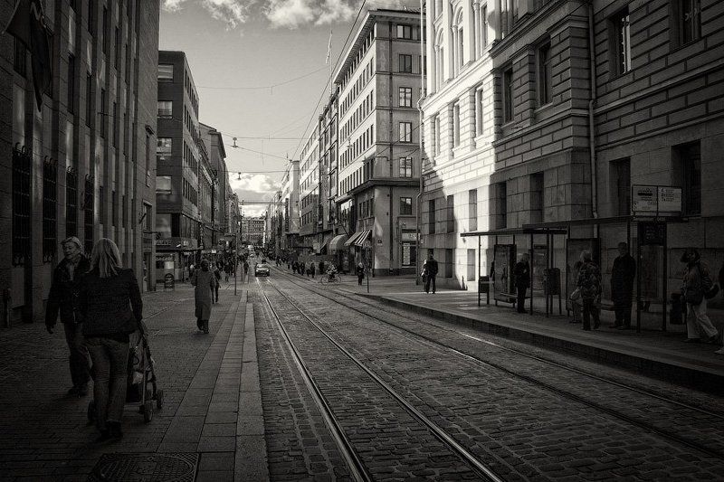 финляндия, хельсинки, город, улица, тень, солнце, перспектива, рельсы, прохожие, остановка, небо, день, центр, архитектура, дом, мостовая, dyadyavasya Не солнечная сторонаphoto preview
