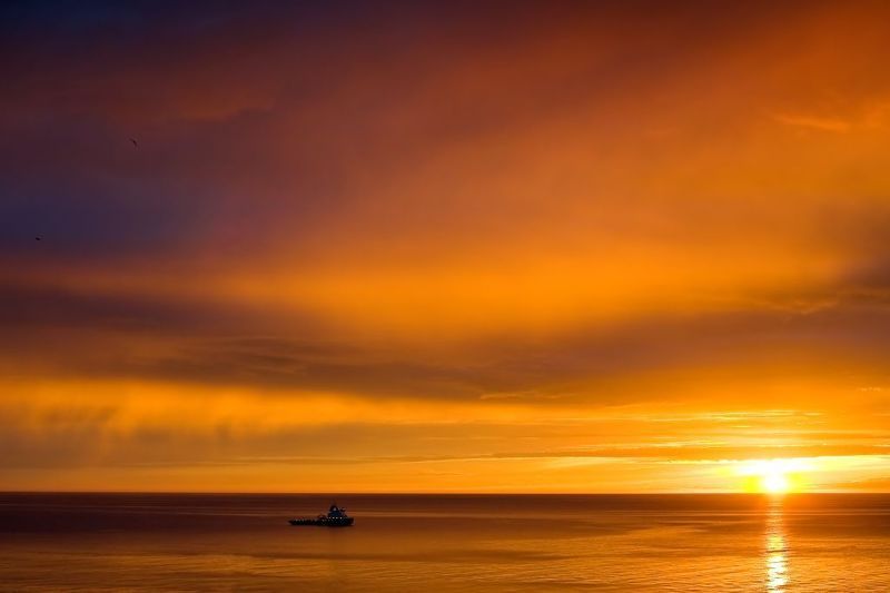 море,закат,корабли,пейзаж провожая солнцеphoto preview